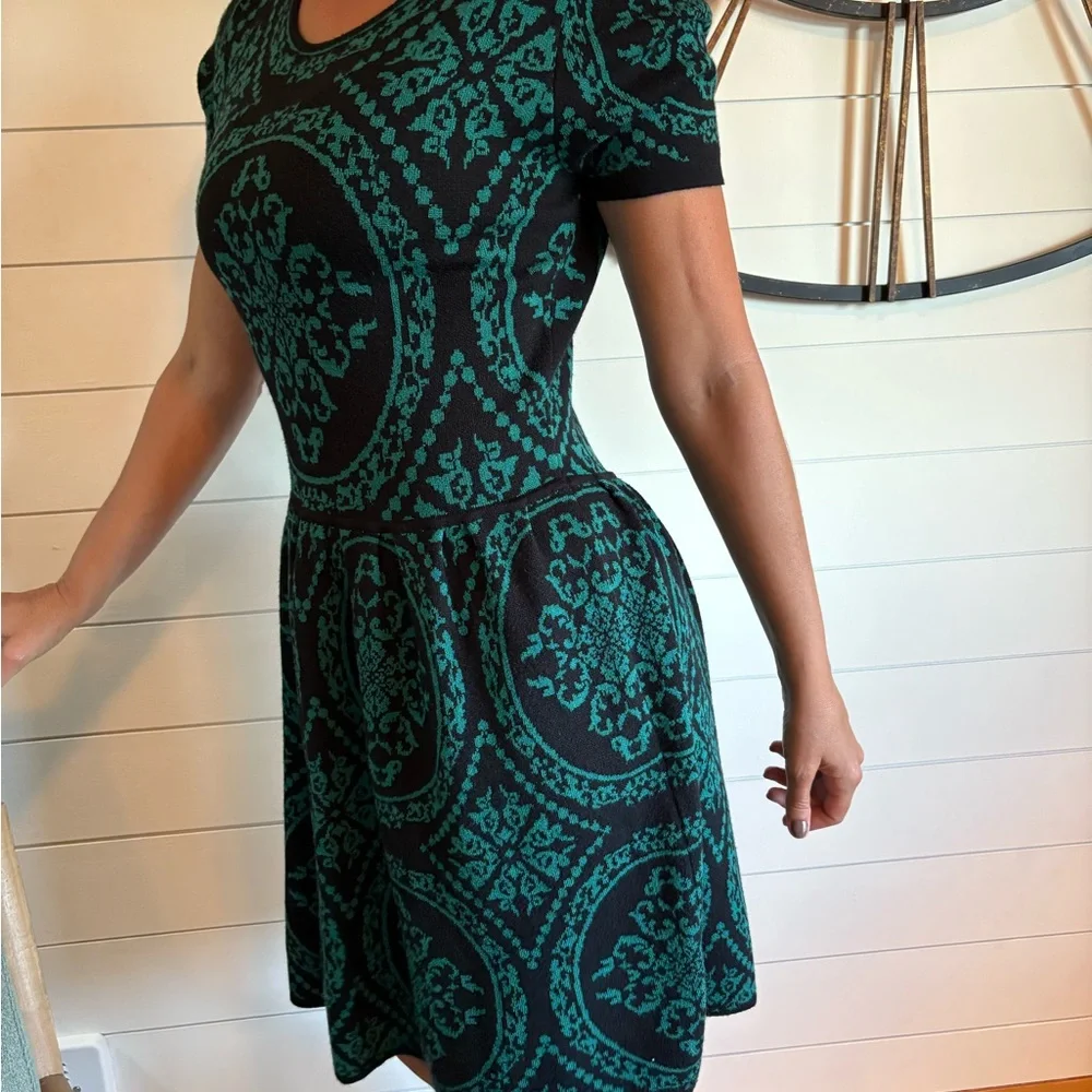 Romeo & Juliet Couture Black and Green Brocade Knit Dress - Picture 3 of 8
